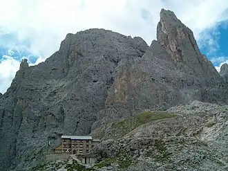 Das Rifugio Pradidali vor dem Campanile Pradidali