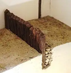 Palisade und Mauer auf dem Britzgyberg