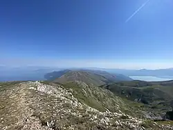 Blick von der Galičica auf den Ohridsee links und den (Großen) Prespasee rechts