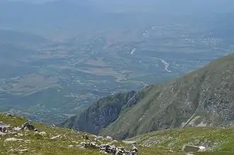 Tiefblick nach Bajram Curr und Gipfelumgebung