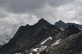 Panargenspitze mit dahinterliegendem Keesegg gesehen von der Rotenmannspitze. Rechts die Alplesspitze.