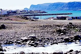 Blick vom Duval River auf Pangnirtung mit Schiffslände und Pangnirtung-Fjord