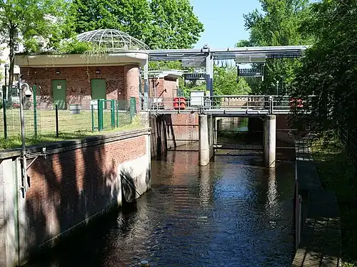 Unterhalb der Brücke über die Schulzendorfer Straße: hinter dem Rechen links zur Südpanke, geradeaus der Schönhauser Graben (die Nordpanke)