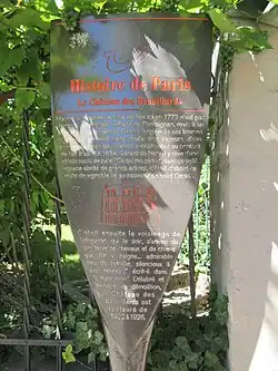 Hinweis auf das Château des Brouillards hinter der Büste