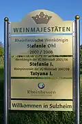 Hinweisschild am Ortseingang auf die Weinkönigin 2007/2008, Stefanie Ohl