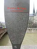 Infostele zur Seineschifffahrt nahe der Brücke