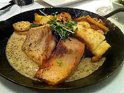 „Hamburger Pannfisch“&nbsp;– hier in einer Servier­pfanne angerichtet im Hotel Atlantic Kempinski in Hamburg