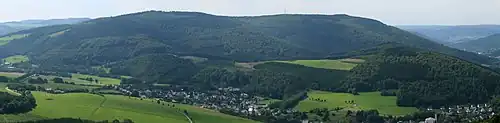 Blick vom Ginsterkopf nach Westen über Olsberg-Elleringhausen hinweg zum Heidkopf (links) und zum Olsberg (rechts)
