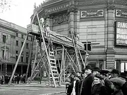 Montagearbeiten, vermutlich Ankunft eines neuen Bildes