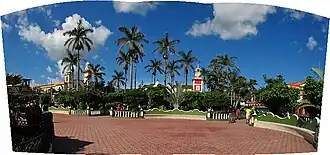 Santiago Tuxtla – Parque Juarez mit Rathausturm (Mitte) und Kirchtürmen (links)