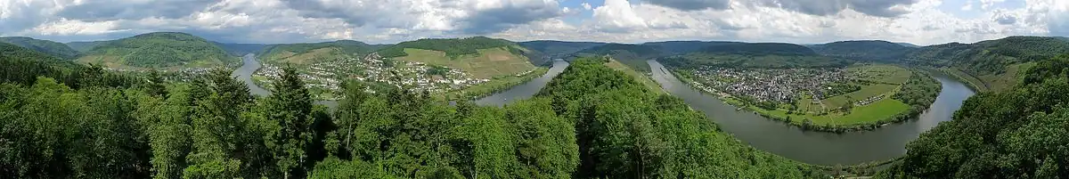 Mehrere Moselmäander. V. l. n. r.: Alf (ganz links), Bullay (gegenüberliegend), Zell (nicht sichtbar hinter der großen Schleife) und Pünderich (rechts). Auf dem Bergrücken der großen Schleife, an der schmalsten Stelle, liegt die Marienburg.