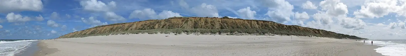 Gesamtansicht vom Strand
