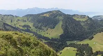 Blick vom Col de Lys auf den Molard, links der Col de Soladier, rechts der Genfersee, im Hintergrund das Massiv um die Cornettes de Bise, im Vordergrund das Tal der Veveyse de Fégire