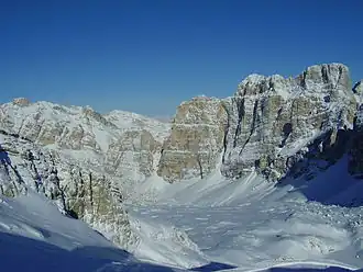 Cima Scotoni mit ihrer Südwestwand (Bildmitte), rechts die Mittlere Fanisspitze