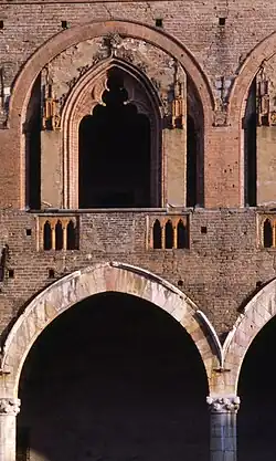 Eines der Fenster der Loggia wurde von Gian Galeazzo Visconti zwischen 1390 und 1400 geändert.
