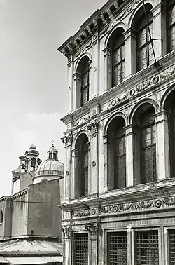 Detail an der Fassade des Palastes. Im Hintergrund die Kirche San Giacomo di Rialto. Foto von Paolo Monti, 1977.