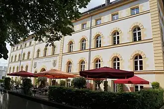 Außenbereich des Gastronomie-Betriebs