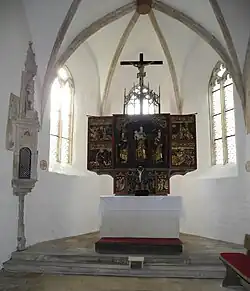 Apsis mit Altar und Sakramentshaus