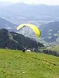 Start eines Paragliders von der Hohen Salve