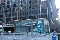 Glaskubus als Eingang zu den Geschäften