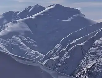 Nordansicht im Winter (Isosceles Peak hinten links)
