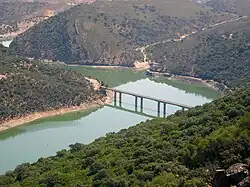 Brücke über den zum Embalse de Alcántara gestauten Rio Tajo