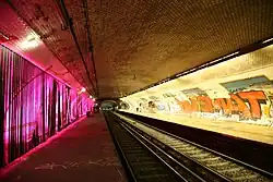 Während der Aufbauarbeiten war der nördliche Bahnsteig ebenfalls beleuchtet