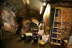 Treppe zum Nordbahnsteig während der Arbeiten an der Installation Eros au secret