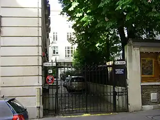 Die Privatstraße «Villa de la Tour» ist für Unbefugte versperrt.