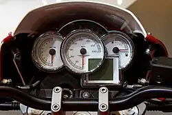 Cockpit. Anders als bei der Breva: Cockpitverkleidung, Rohrlenker, Zifferblätter