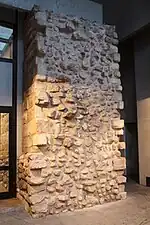 Überrest der Stadtmauer in der Feuerwache der Rue du Cardinal-Lemoine.