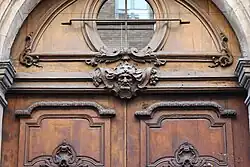 Geschnitzter Kopf des Portals