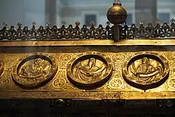 Dach mit Büsten der Propheten