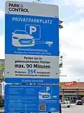 Hinweisschild zur Parkdauer und Übwerwachung auf einem Kundenparkplatz