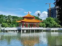 Bild eines Sees im Park Tainan, darin ein rotes überdachtes Gebäude
