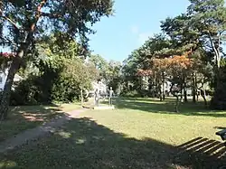 Park zw. Ernst-Grube- und O.-Geschke-Str. mit einer Bronzeskulptur Familie