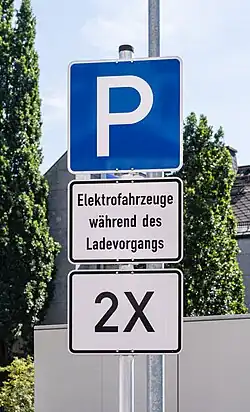 3 Verkehrszeichen: P/Elektrofahrzeuge während des Ladevorgangs/2X
