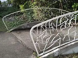 Grünanlage der Parkwohnanlage Nürnberg-Zollhaus: Brücke