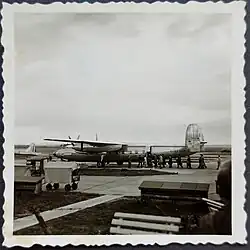 Passagiere besteigen ein Flugzeug G-AMAH Airspeed Ambassador der British European Airways 1954.