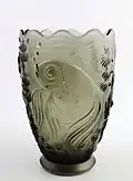 Topasgraue Vase mit Fisch (1935)