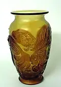 Bernstein-Topas Vase mit Fisch (um 1935)