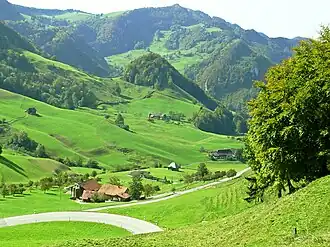 Passwangstrasse östlich von Beinwil, mit der Hohen Winde (1204&nbsp;m) in der Bildmitte
