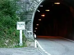 Südseite: Passhöhe mit altem Hinweisschild und Scheiteltunnel