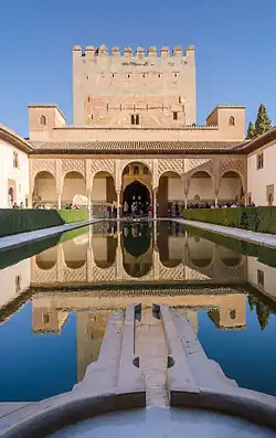 Reflexionsbecken an der Alhambra in Granada, Spanien