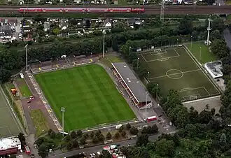 Luftbild des Paul-Janes-Stadions (links) von Norden aus 600 Meter Höhe im Juni 2016