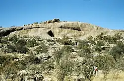 Blick auf die Höhle