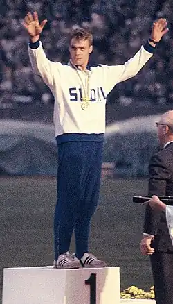 Olympiasieger Pauli Nevala bei der Siegerehrung im Speerwurf 1964