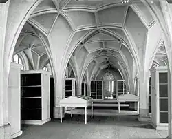 Inneres der Bibliothek im Mittelpaulinum vor seinem Abriss (um 1890)