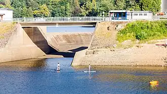 Überfallwehr mit Pumpwerk am Paulushofdamm