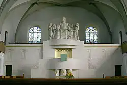 Innenansicht mit Steinplastik „Christus als Kinderfreund“